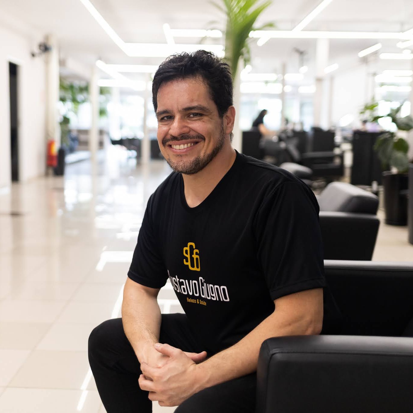 Gustavo Giugno no interior do salão