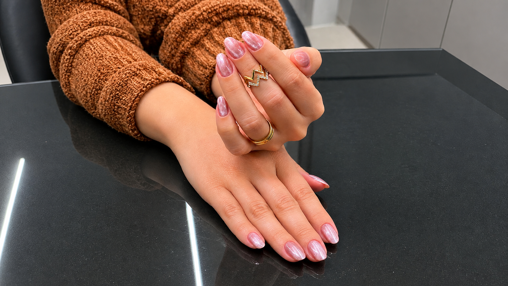 Manicure em tons de rosa
